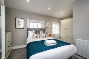 Stunning Georgian Townhouse Apartment - 3 Bedroom Apt, Sleeps 13